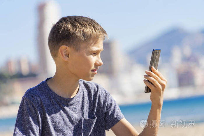 视频小孩玩手机游戏_小孩玩手机视频素材_两岁小孩玩手机的游戏视频