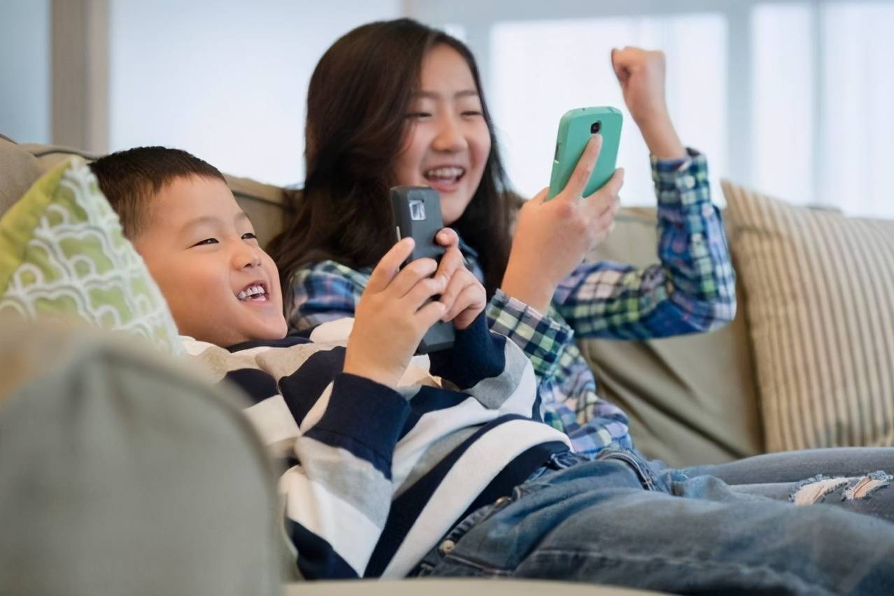 两岁小孩玩手机的游戏视频_小孩玩手机视频素材_视频小孩玩手机游戏