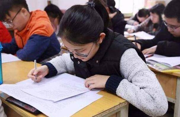 孩子玩手机游戏如何疏导_补课玩手机游戏孩子怎么教育_孩子补课玩手机游戏