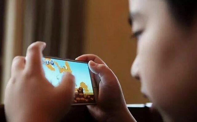 小孩打游戏的文案_文案玩手机游戏孩子怎么写_与孩子玩手机游戏文案