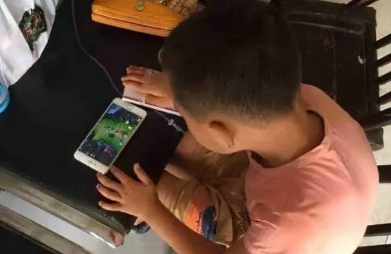 文案玩手机游戏孩子怎么写_与孩子玩手机游戏文案_小孩打游戏的文案