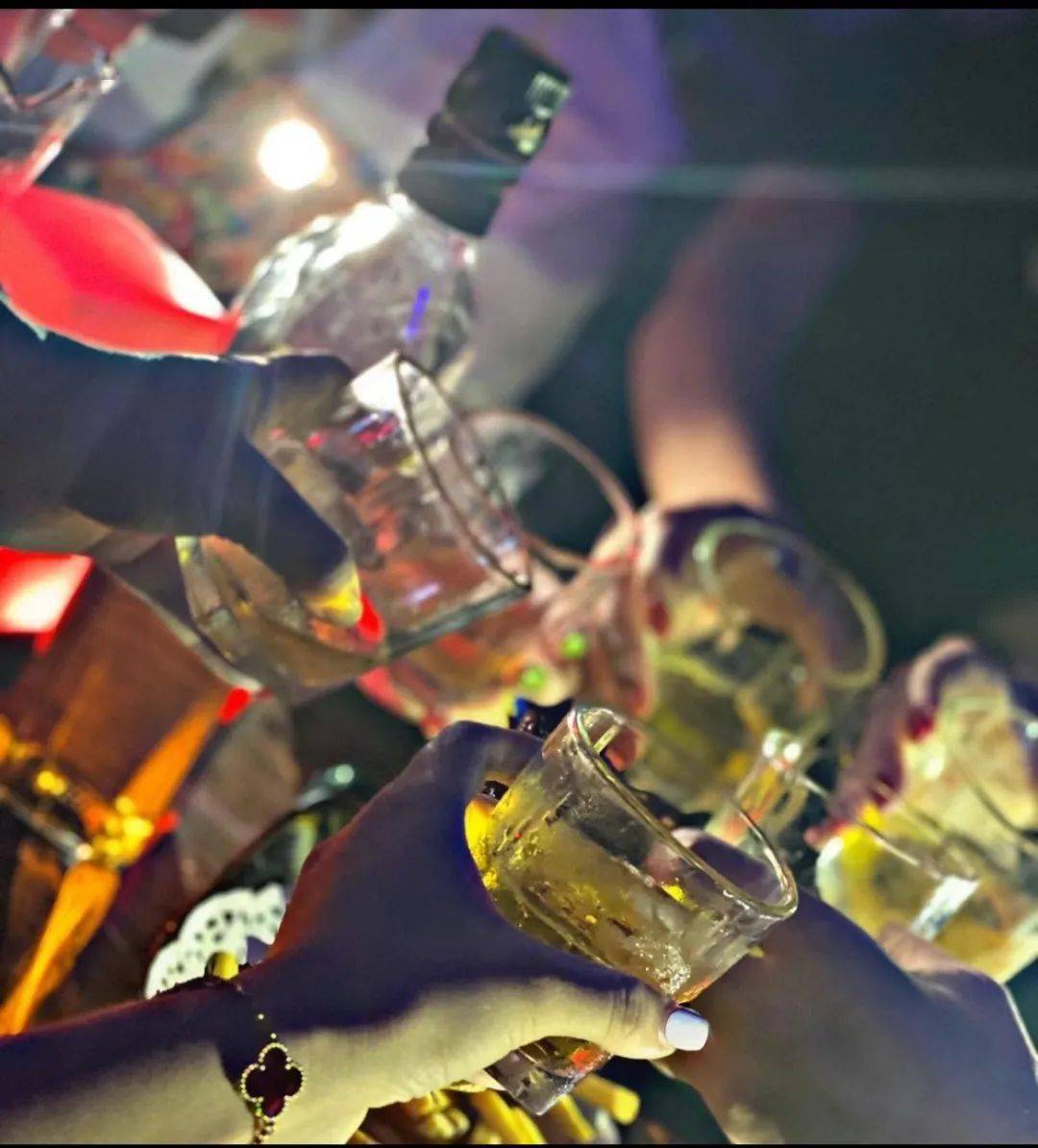 酒吧手机游戏app_酒吧抢手机游戏视频_酒吧抢麦视频