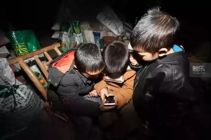 孩子玩手机游戏怎么教_教玩手机游戏孩子学什么好_教玩手机游戏孩子玩好吗