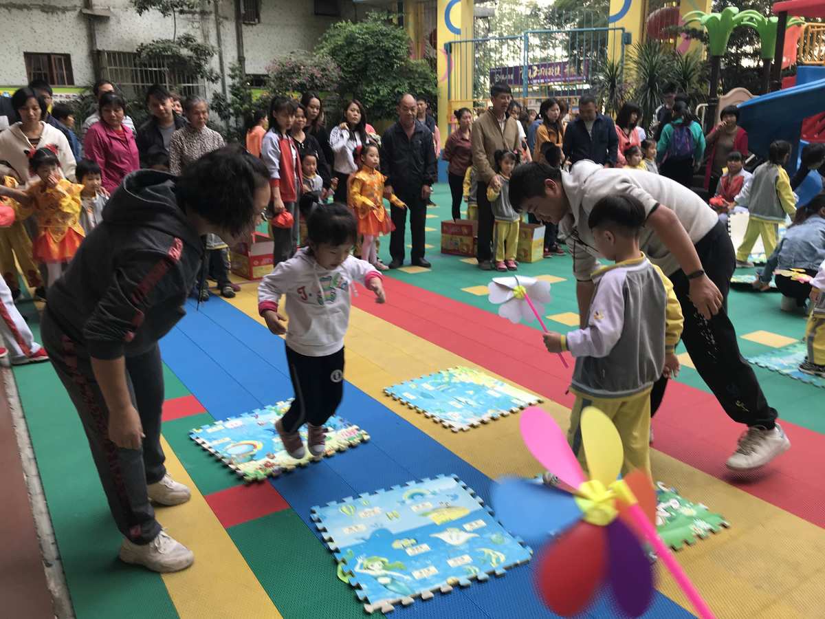 家长陪孩子玩手机_陪小孩家长玩手机游戏的说说_家长陪小孩玩的手机游戏