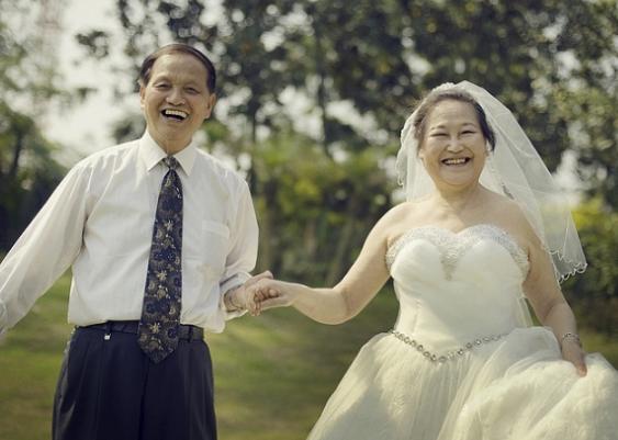 结婚老人打手机游戏犯法吗_手机打僵尸游戏_老人手机游戏