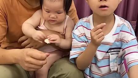 萌娃和爸爸玩手机游戏图片_萌娃图片爸爸玩手机游戏视频_萌娃图片爸爸玩手机游戏