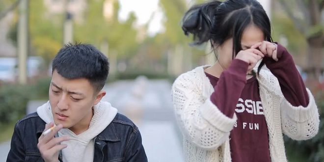 摔男友女友玩打手机游戏犯法吗_男友玩游戏女友摔手机被打_摔男友女友玩打手机游戏视频