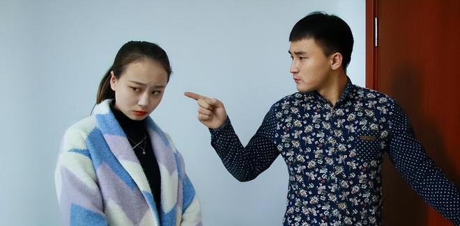 男友玩游戏女友摔手机被打_摔男友女友玩打手机游戏犯法吗_摔男友女友玩打手机游戏视频