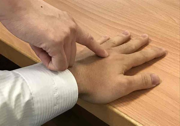 玩儿手机手腕疼_拿手机玩游戏手腕痛怎么办_手腕疼玩手机