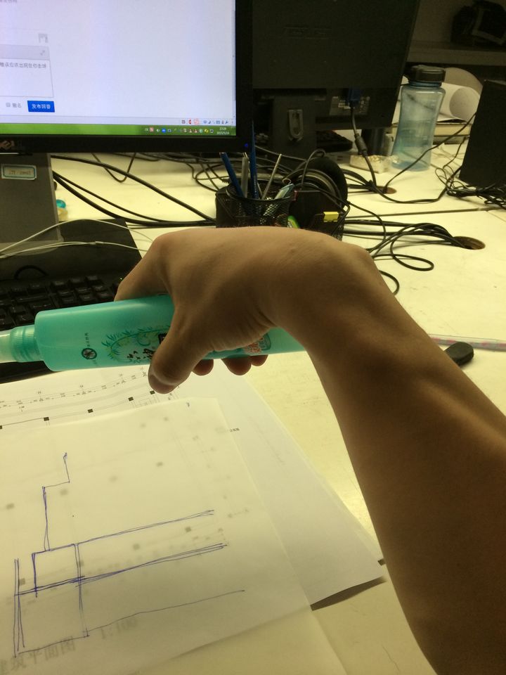 拿手机玩游戏手腕痛怎么办_玩儿手机手腕疼_手腕疼玩手机