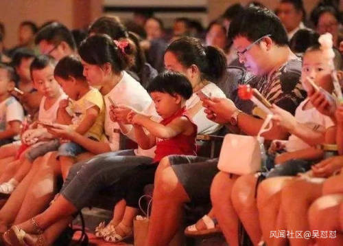 室内玩手机_户外玩手机伤眼吗_孩子冬天室外手机玩游戏