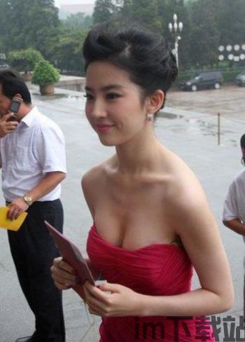 刘亦菲隆胸,美丽背后的秘密(图2) 刘亦菲隆胸,美丽背后的秘密(图2)